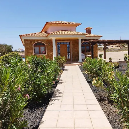 Villa Casa Del Sol: Spacious 3-Bedroom with Private Solar-Heated Pool Triquivijate Exterior photo