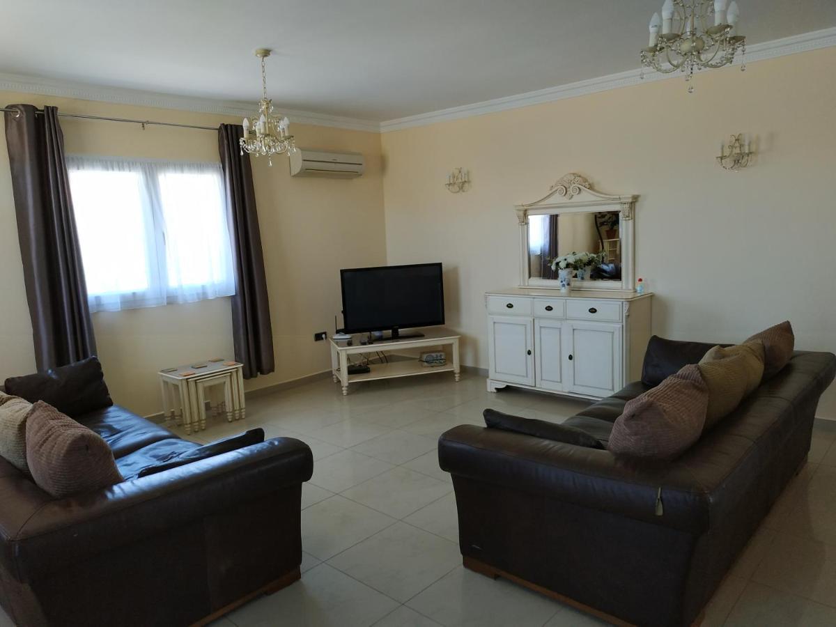Villa Casa Del Sol: Spacious 3-bedroom With Private Solar-heated Pool Triquivijate
