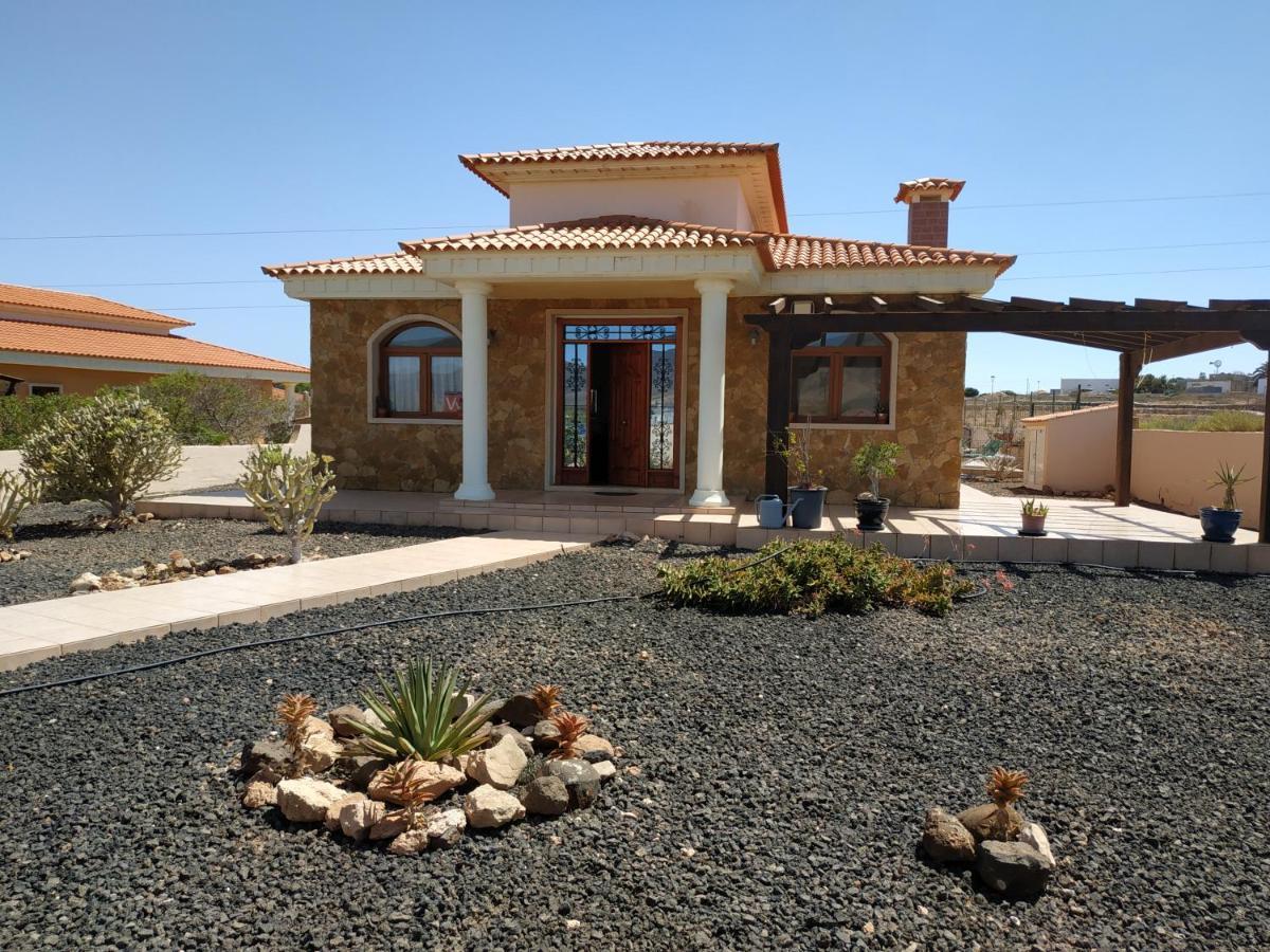 Casa Del Sol: Spacious 3-bedroom With Private Solar-heated Pool Villa Triquivijate