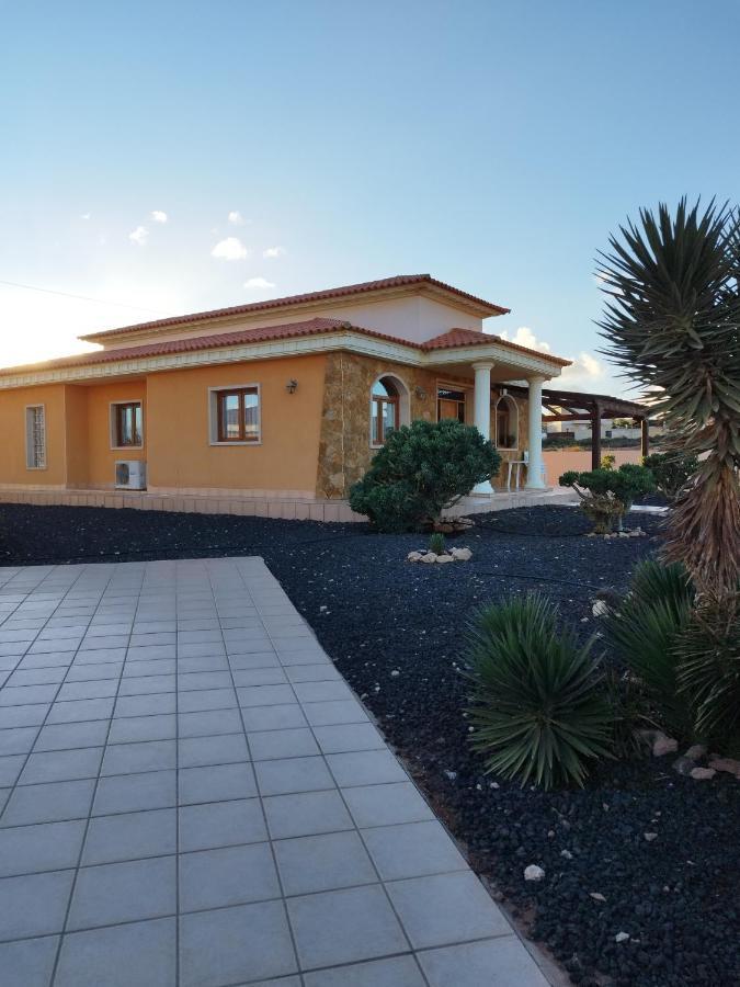 Villa Casa Del Sol: Spacious 3-bedroom With Private Solar-heated Pool Triquivijate