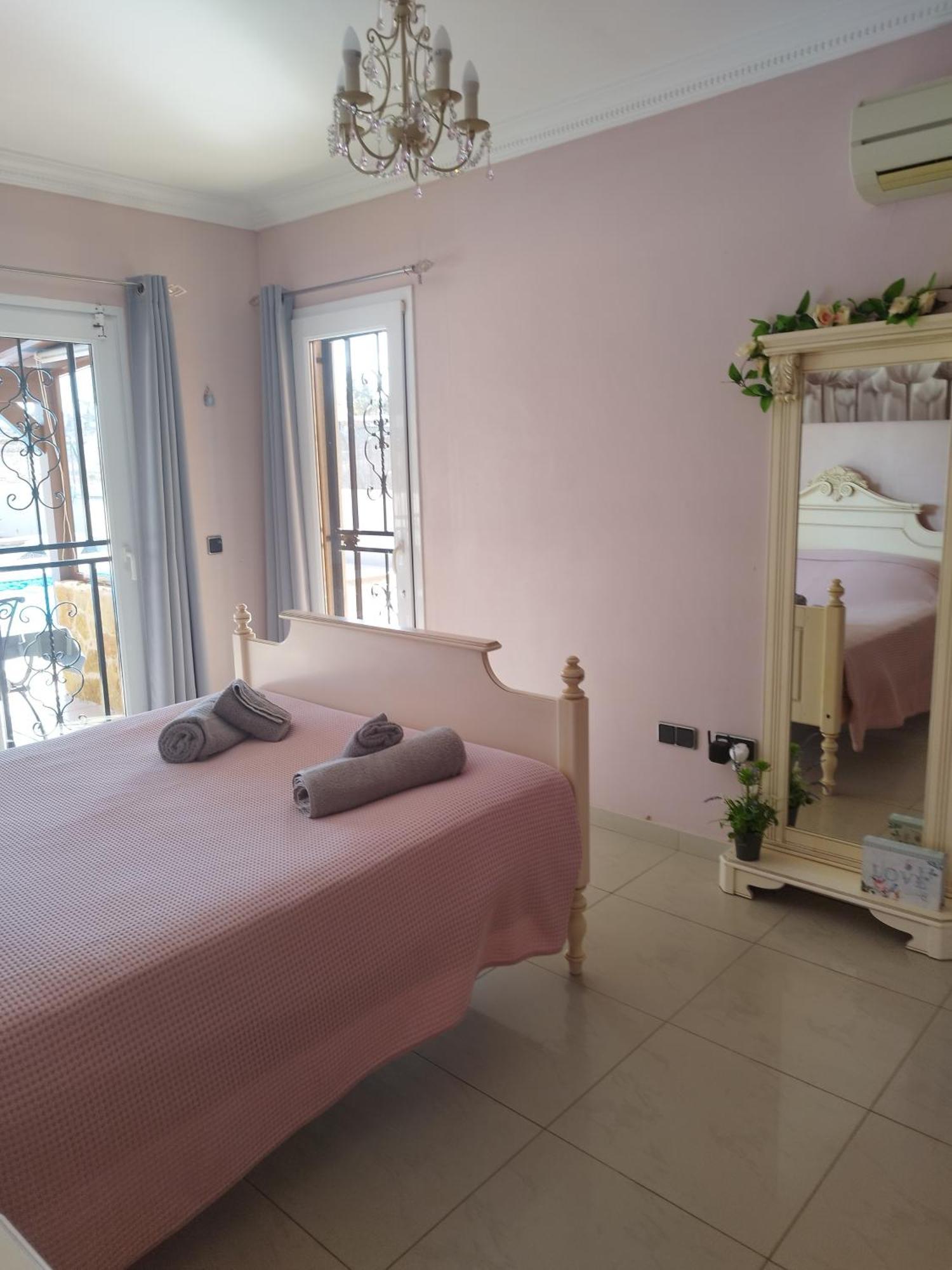 Casa Del Sol: Spacious 3-bedroom With Private Solar-heated Pool Villa Triquivijate